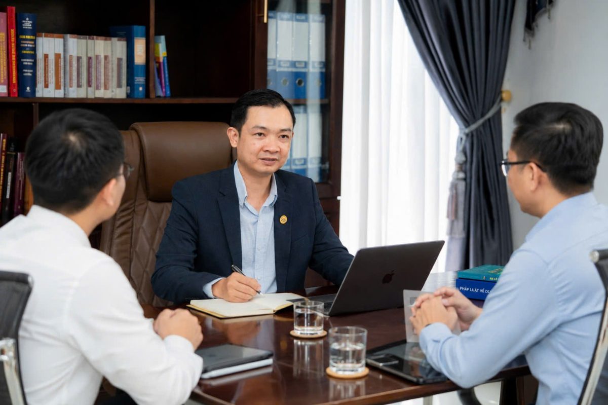 Luật sư đất đai Duy Minh tư vấn khách hàng tại văn phòng ở TP.HCM